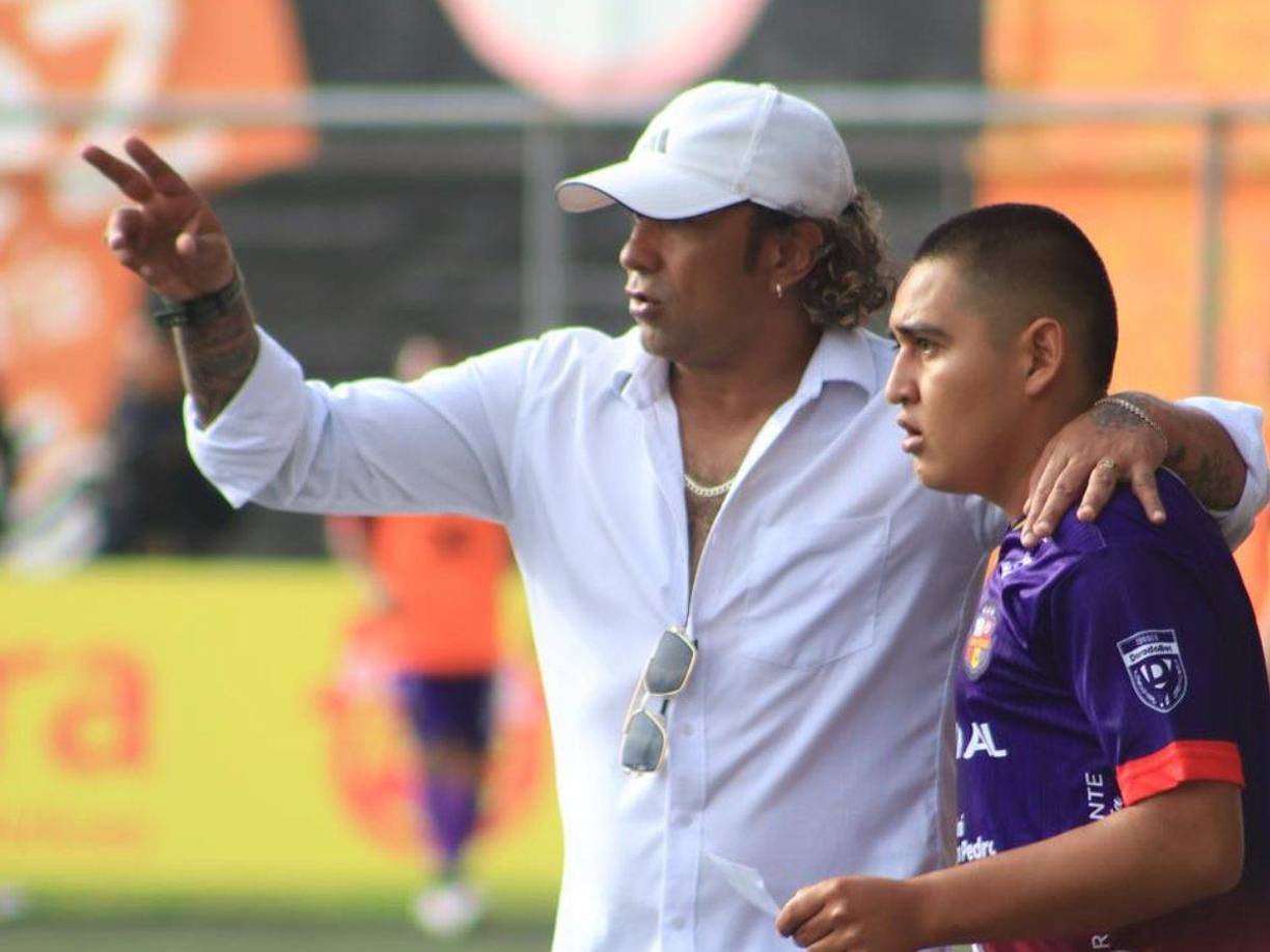 Según han confirmado fuentes a los medios locales, un vehículo blanco se paró frente al restaurante y de él salieron hombres que vestían con chalecos similares a los de los cuerpos de seguridad.
