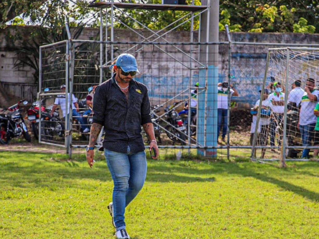 Los compañeros de ‘El Loco’ salieron del establecimiento a socorrerle y llamaron a las autoridades. Lamentablemente el entrenador murió.