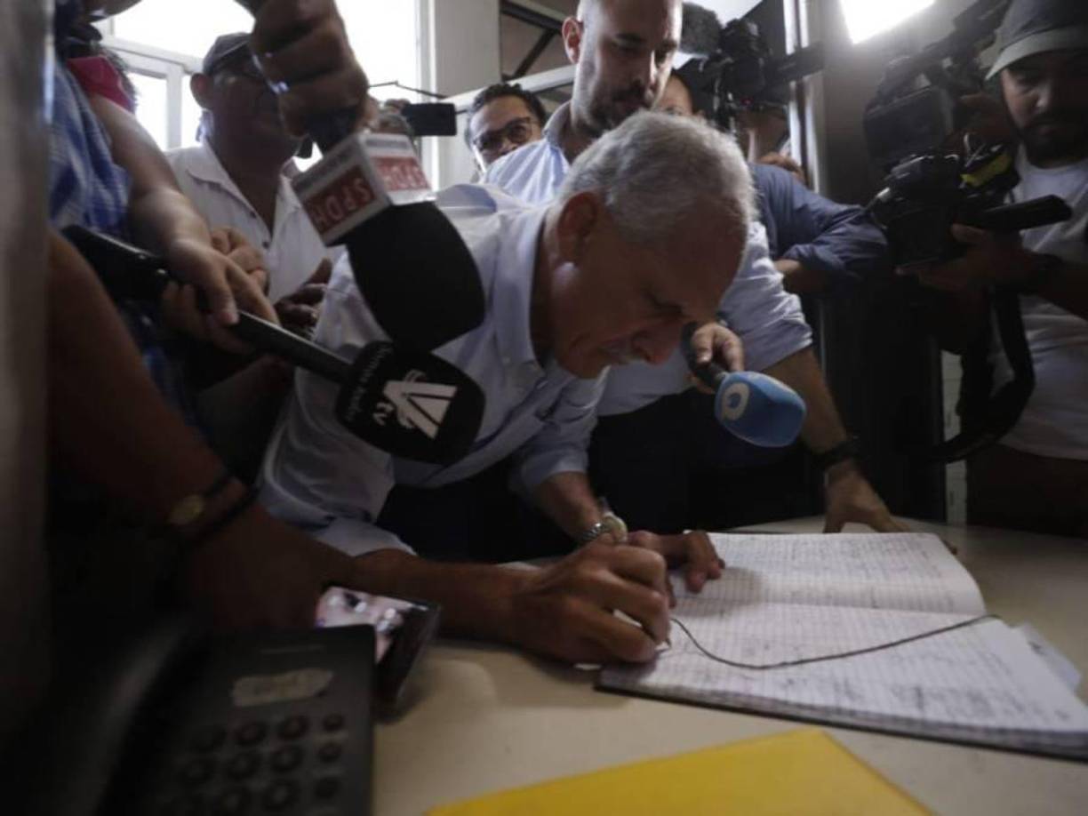 “Cada mes voy a firmar. Con esto queda claro que no hubo ningún pacto como trascendió”, expresó Asfura Zablah. 