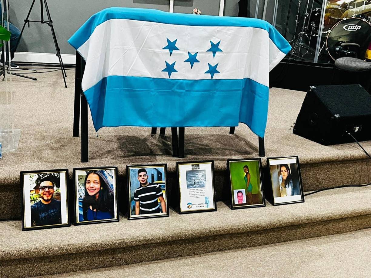 El grupo “Fuerza Catracha Houston” colocó fotografías de los hondureños fallecidos.