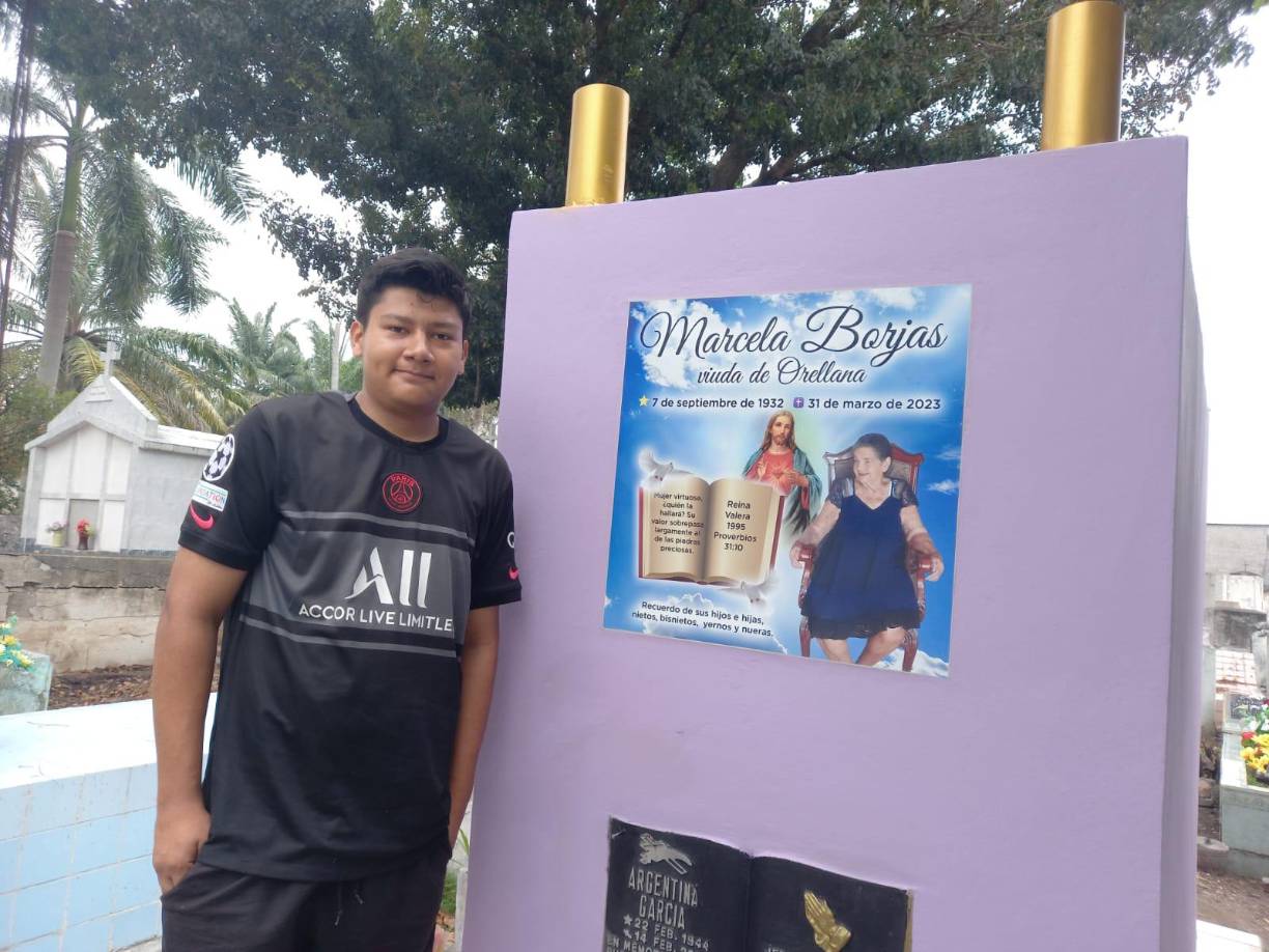 Este sampedrano fue fotografiado junto a la tumba de su abuela. 