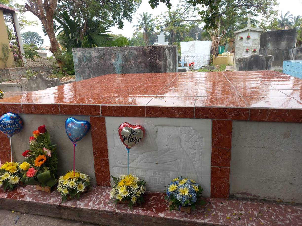 Sampedranos llevan flores y serenatas a sus madres fallecidas