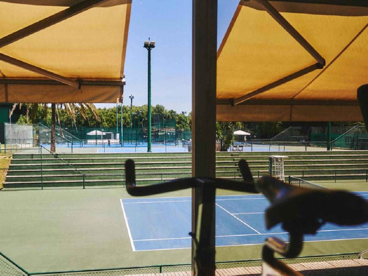 En septiembre del año pasado, el exfutbolista del Real Madrid hizo pública su vinculación con la Ciudad del Pádel de Oeiras, un complejo deportivo a las afueras de Lisboa que abrirá en 2025 y del que Ronaldo controla el 50 % tras aportar 3 millones de euros de capital inicial.