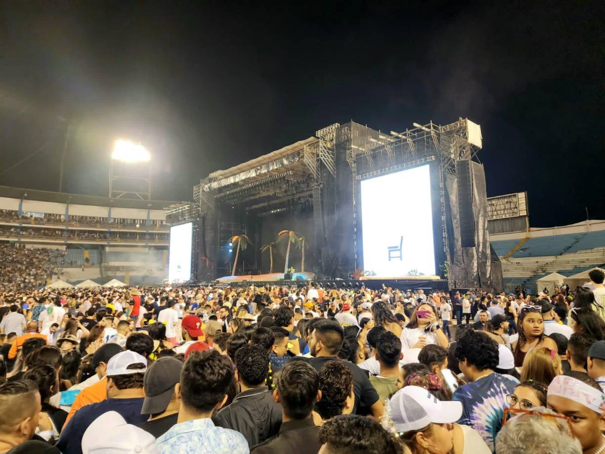 Miles de sampedranos inundaron el estadio Olímpico Metropolitano.