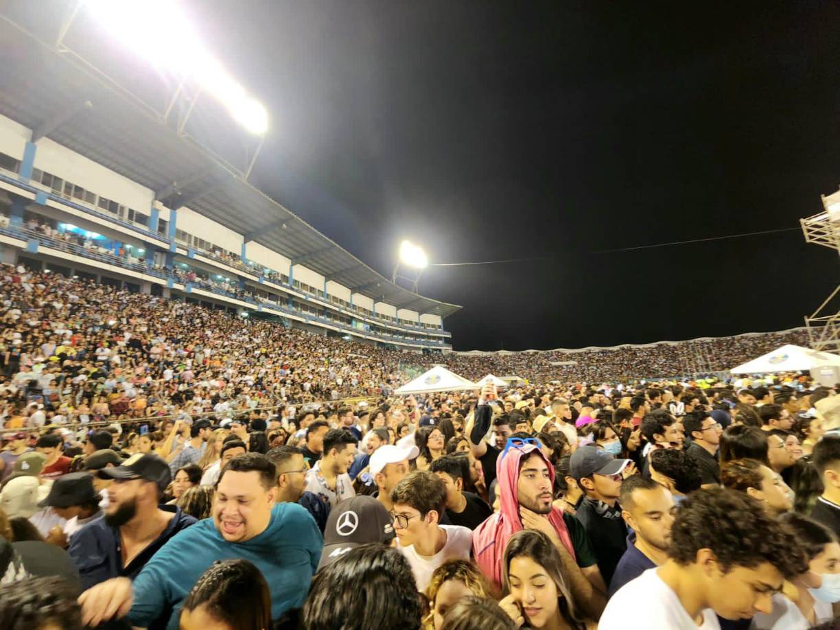 El originario de San Juan, Puerto Rico, puso a bailar a miles de hondureños que esperaron durante varios meses poder ver al ídolo del genero urbano.