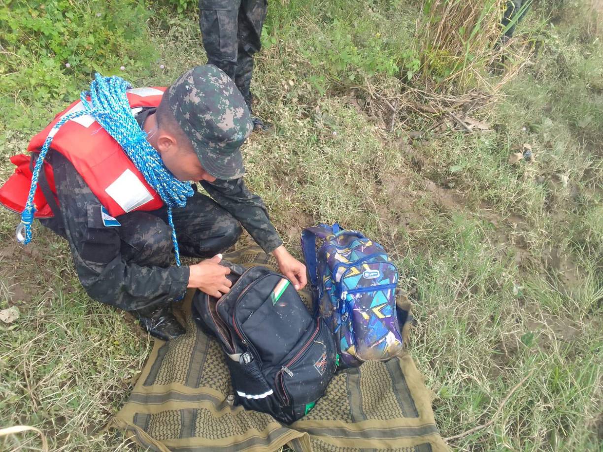 Ante esa situación, personal de Fuerzas Armadas de Honduras iniciaron operaciones de búsqueda y rescate en las orillas del río Guayambre.
