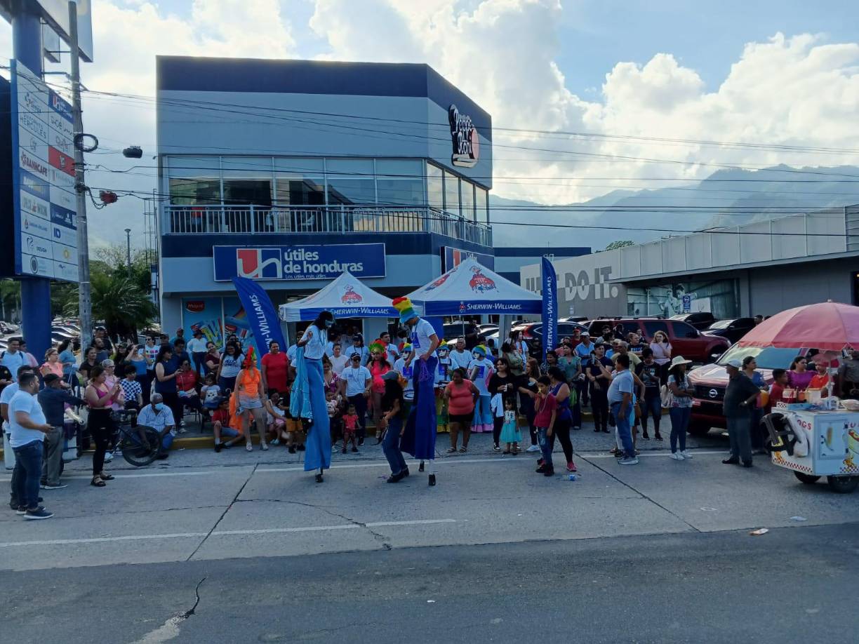Música, color y alegría se vive en el festival de carrozas de la feria Juniana 2023. Fotos: La Prensa. 
