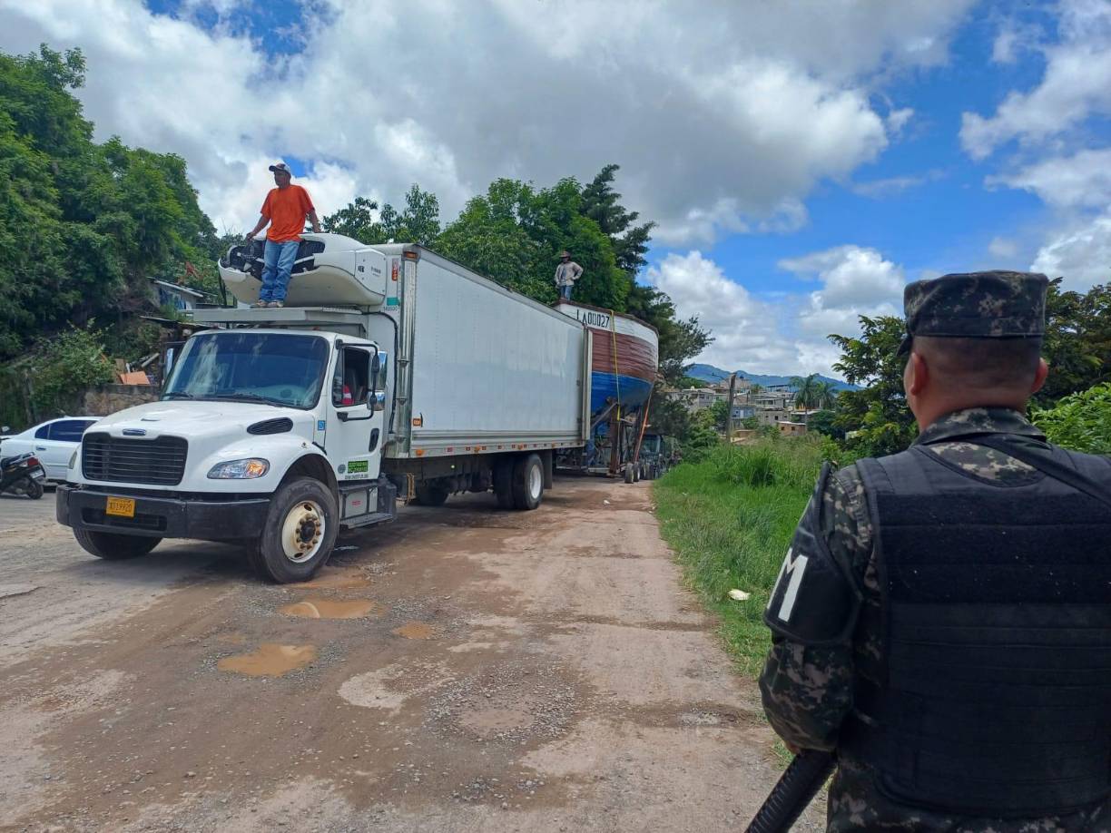 El operativo de remoción, realizado por el Primer Batallón de Infantería y la Unidad Humanitaria y de Rescate, comenzó a las 6 de la mañana y se extendió por seis horas. 