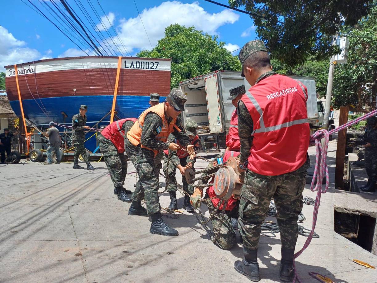 La construcción de “Rosalinda”, que tomó siete años de arduo trabajo, es un testimonio de la dedicación de Martínez, quien bautizó la embarcación en honor a su esposa.