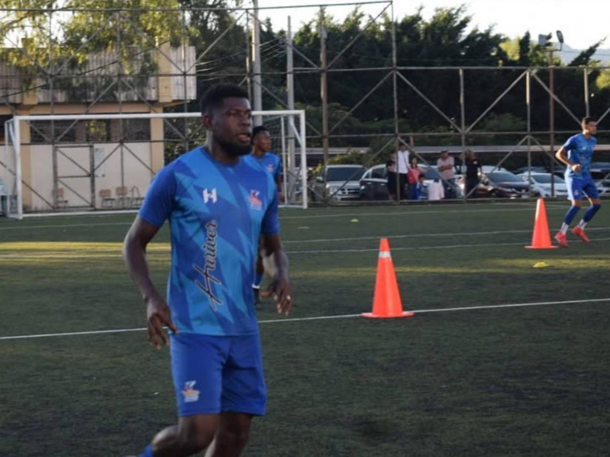 Se vino abajo el fichaje de Bryan Barrios con la UPNFM ya que no logró su finiquito con el Juticalpa. El defensor llegó a realizar varios entrenamientos con el equipo universitario. 