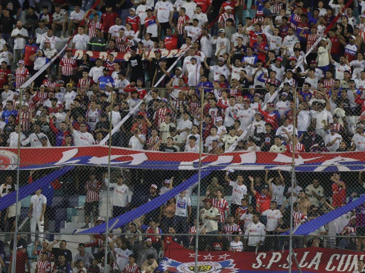 Pese a que fue un lunes, la afición de la costa norte no defraudó y se hizo presente en gran cantidad al estadio Morazán para ver a su amado Olimpia en el duelo ante la Real Sociedad.