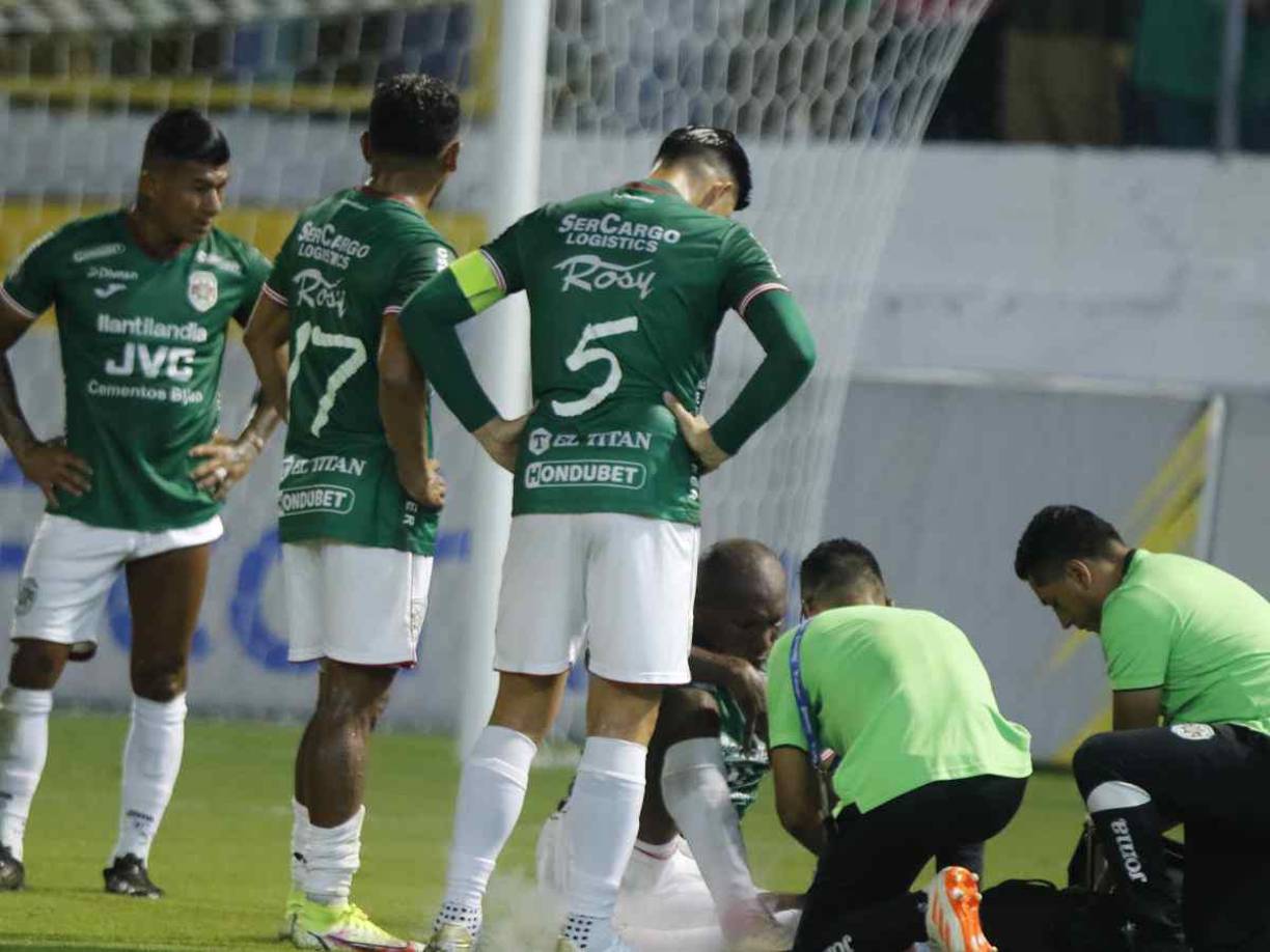 El ecuatoriano Juan Anangonó fue titular y logró que le cometieran una falta penal . El defensor Devron García le cometió una clara infracción. 