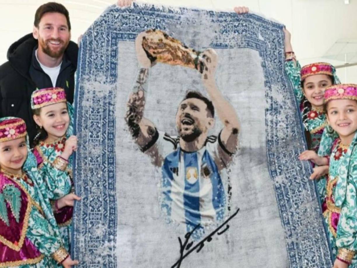  El motivo fue su participación en un evento benéfico que se realizó en el prestigioso Salón de Cristal de Bakú, escenario de destacadas actividades internacionales.