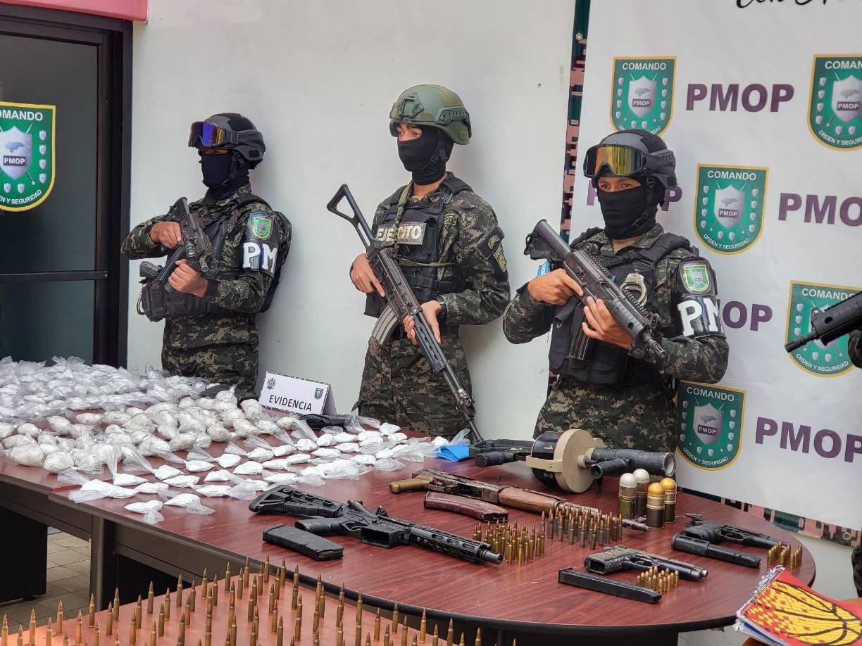 En los barriles encontraron un fusil lanzagranadas, cuatro granadas 40 milímetros, dos armas de fuego tipo pistola, un fusil AR-15, un fusil AK-47, 21 chalecos antibalas, un cargador para fusil AR-15, dos cargadores para pistolas 9 milímetros, dos barriles de plástico, tres libretas de apunte y varias placas antibalas. 