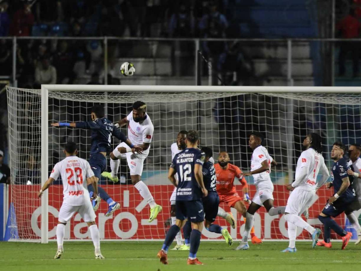 Jorge Benguché apareciendo en labores defensivas, despejando un balón de su área.