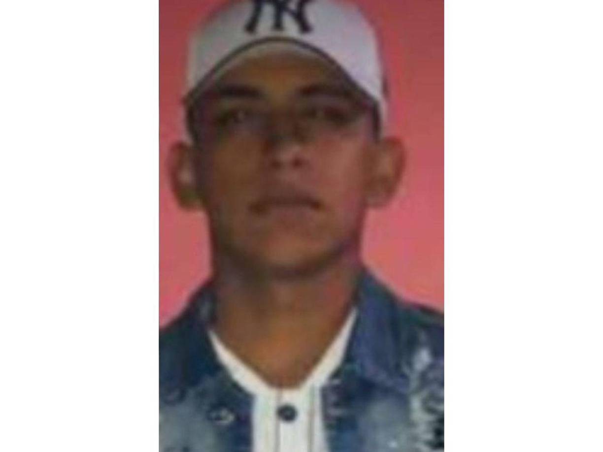 Versiones preliminares indican que el hecho ocurrió a las 7:50 de la noche del jueves, cuando hombres armados y con capuchas entraron a la vivienda y, sin mediar palabras, les dispararon a ambos jóvenes hasta matarlos.