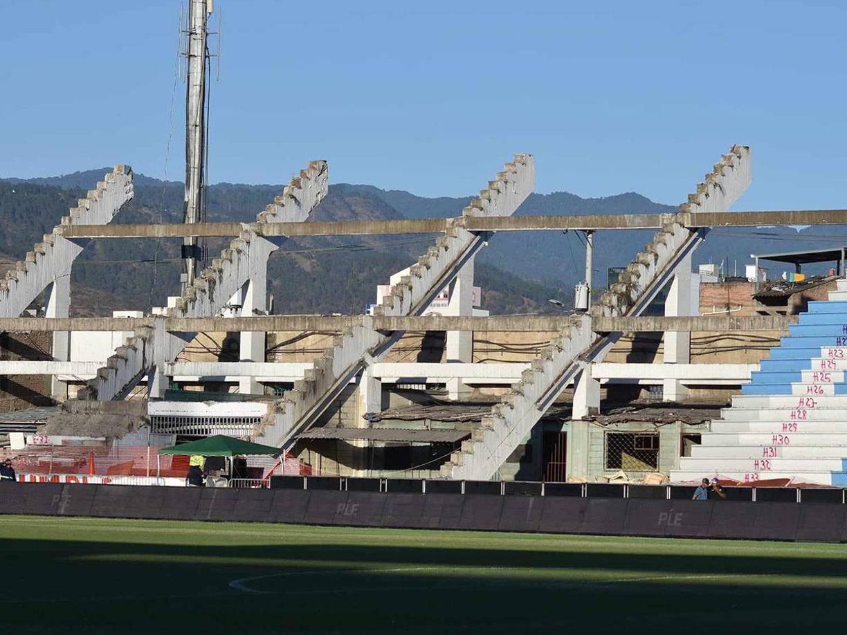 Los trabajos sobre las graderías del sector de sol centro siguen a ritmo acelerado. Estas imágenes son durante el juego Motagua-Marathón.