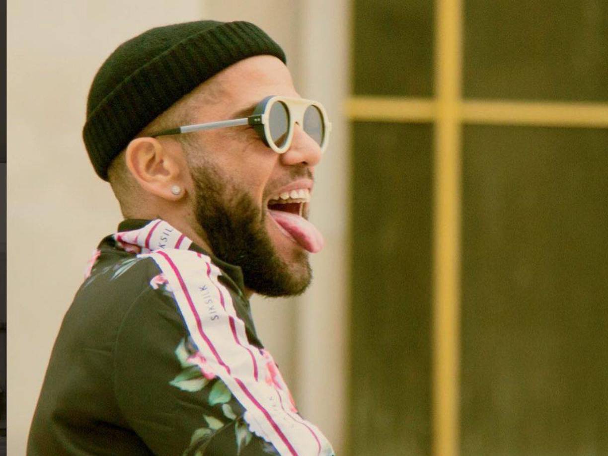 Una parte de la prensa informa que Alves estaría aún preocupado por la situación que ha vivido.