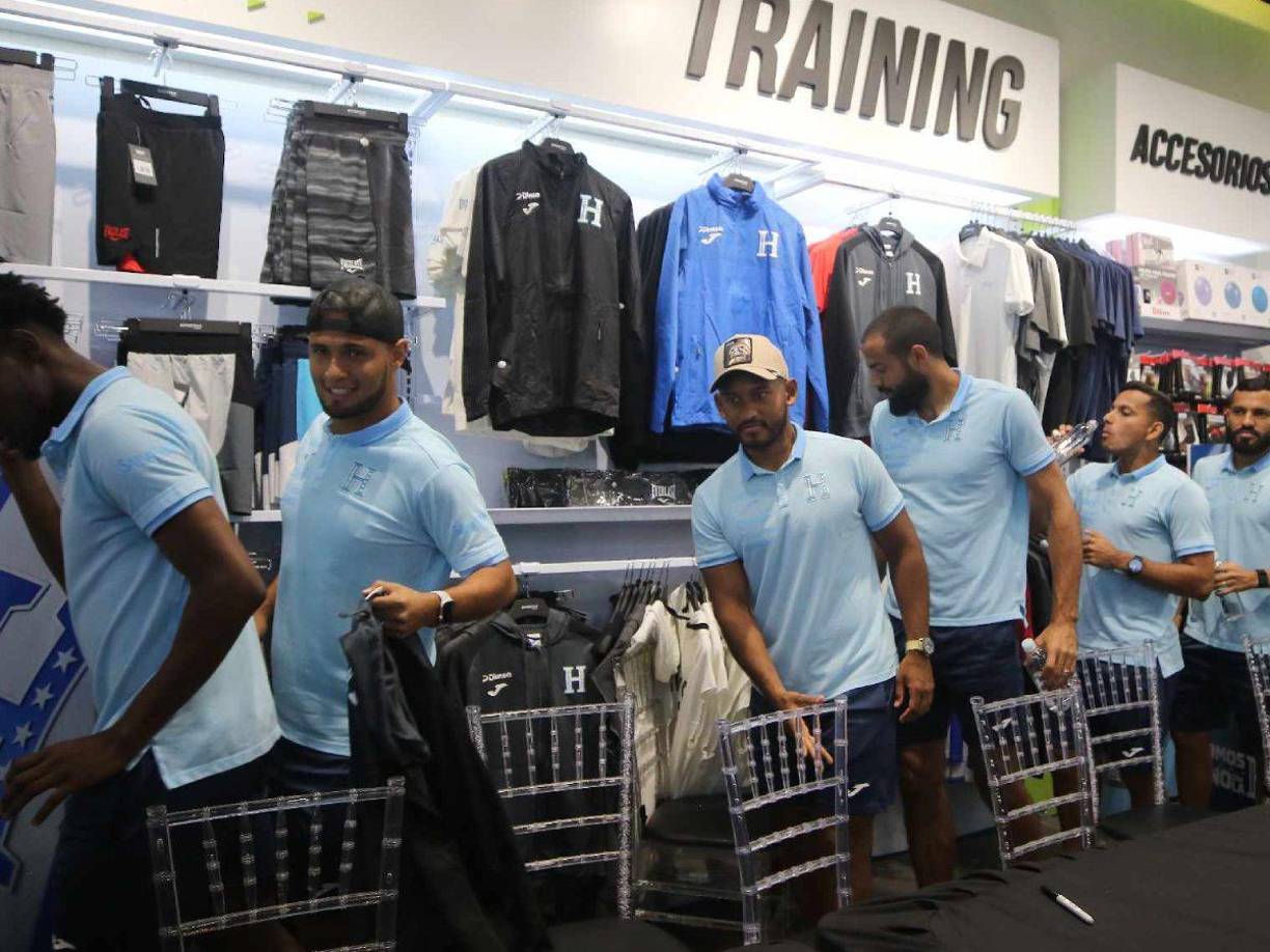 La Selección de Honduras compartió con los aficionados que llegaron a Cascadas Mall en Tegucigalpa. 