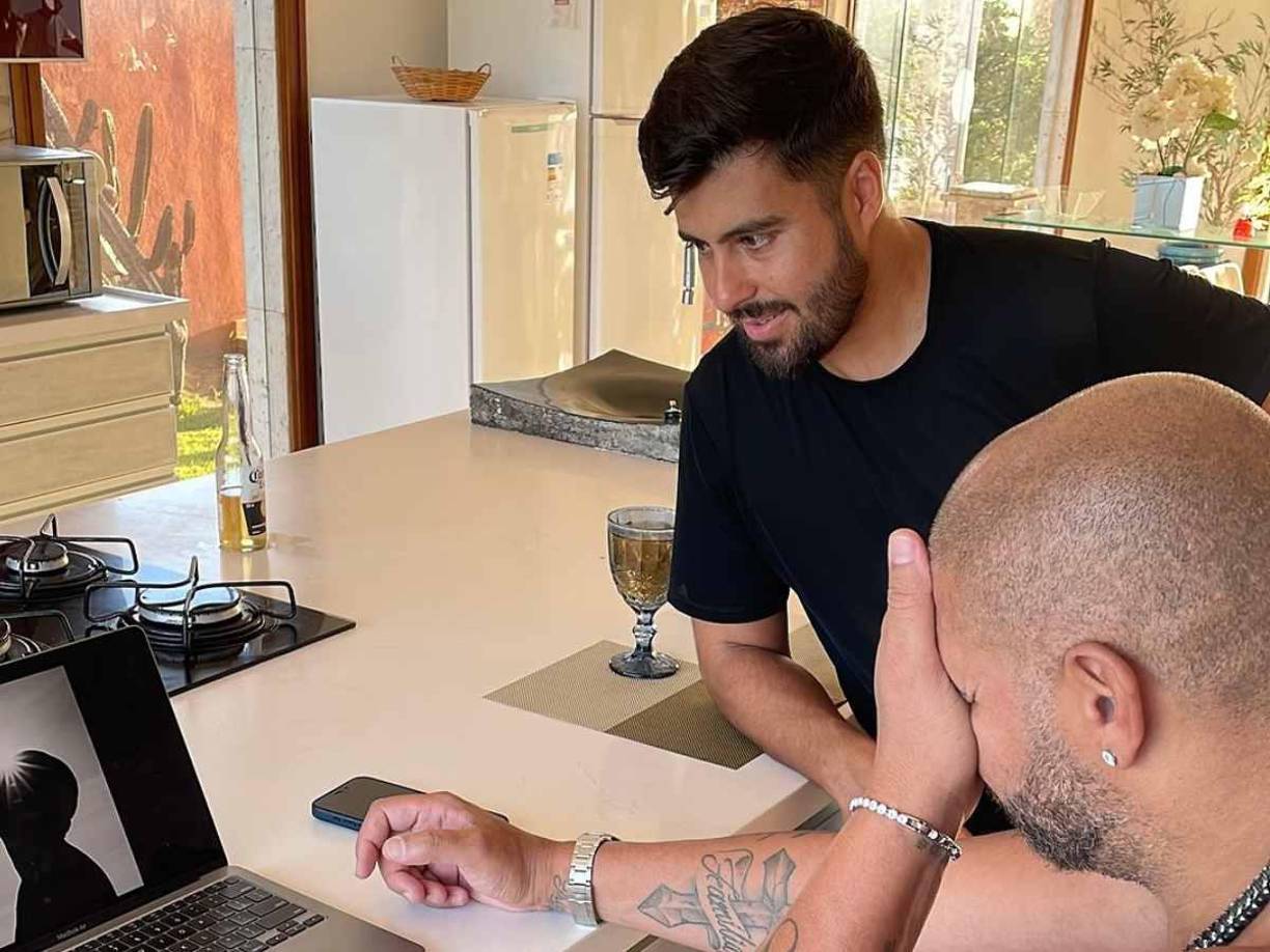 “Cuando me vio con el vaso en la mano, mi padre cruzó el campo a paso apresurado de quien no puede permitirse perder el autobús. ‘Pará ahí mismo’, gritó. Corto y espeso, como siempre. Mis tías y mi madre se dieron cuenta rápidamente y trataron de calmar los ánimos antes de que la situación empeorara”, indicó CFBC 