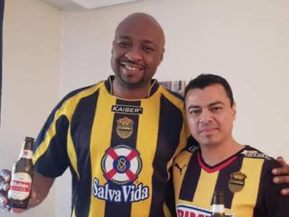 El médico que labora en el Real Madrid Baloncesto es aficionado del Real España. 