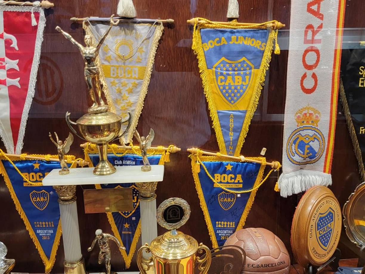 Banderínes de Boca, Real Madrid también se encuentran en las vitrinas.