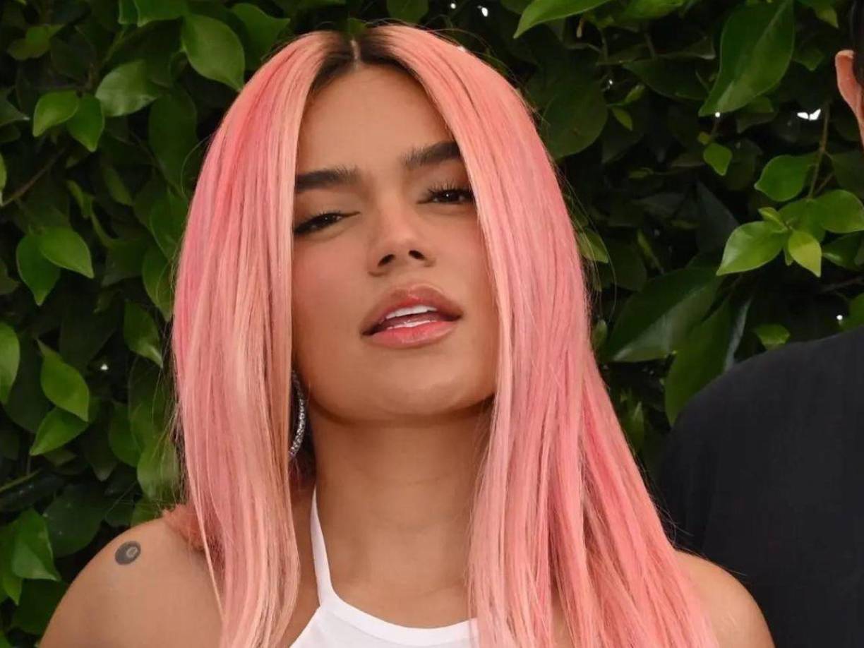 Carolina Giraldo Navarro, nombre de pila de la artista colombiana, aprovechó para desmentir esos rumores, pues aseguró que, junto a su familia, es una creyente de Dios; como también, que cree en los milagros y en las buenas cosas que llegan por actuar bien.