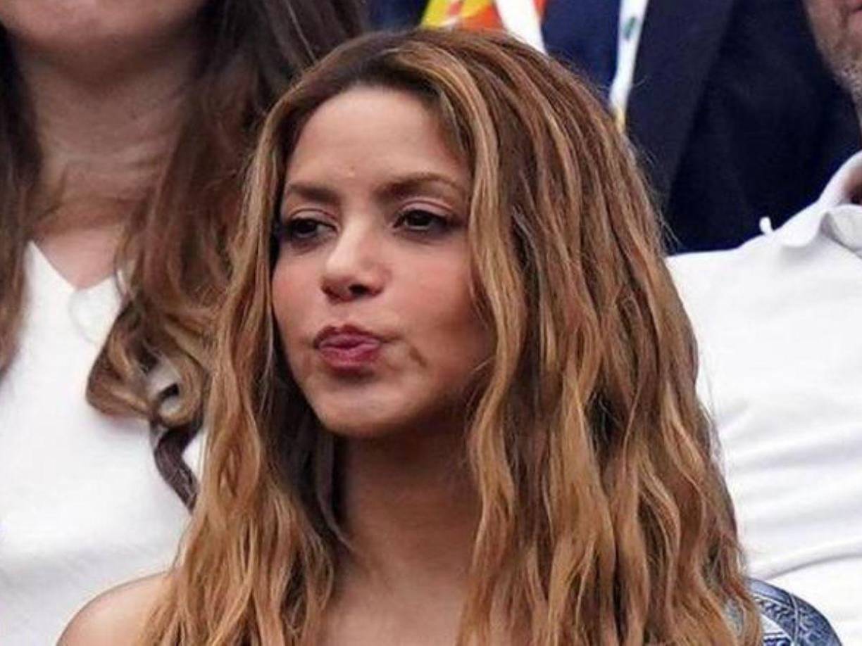 La bailarina mexicana recordó el momento agridulce que vivió al trabajar con la cantante colombiana.