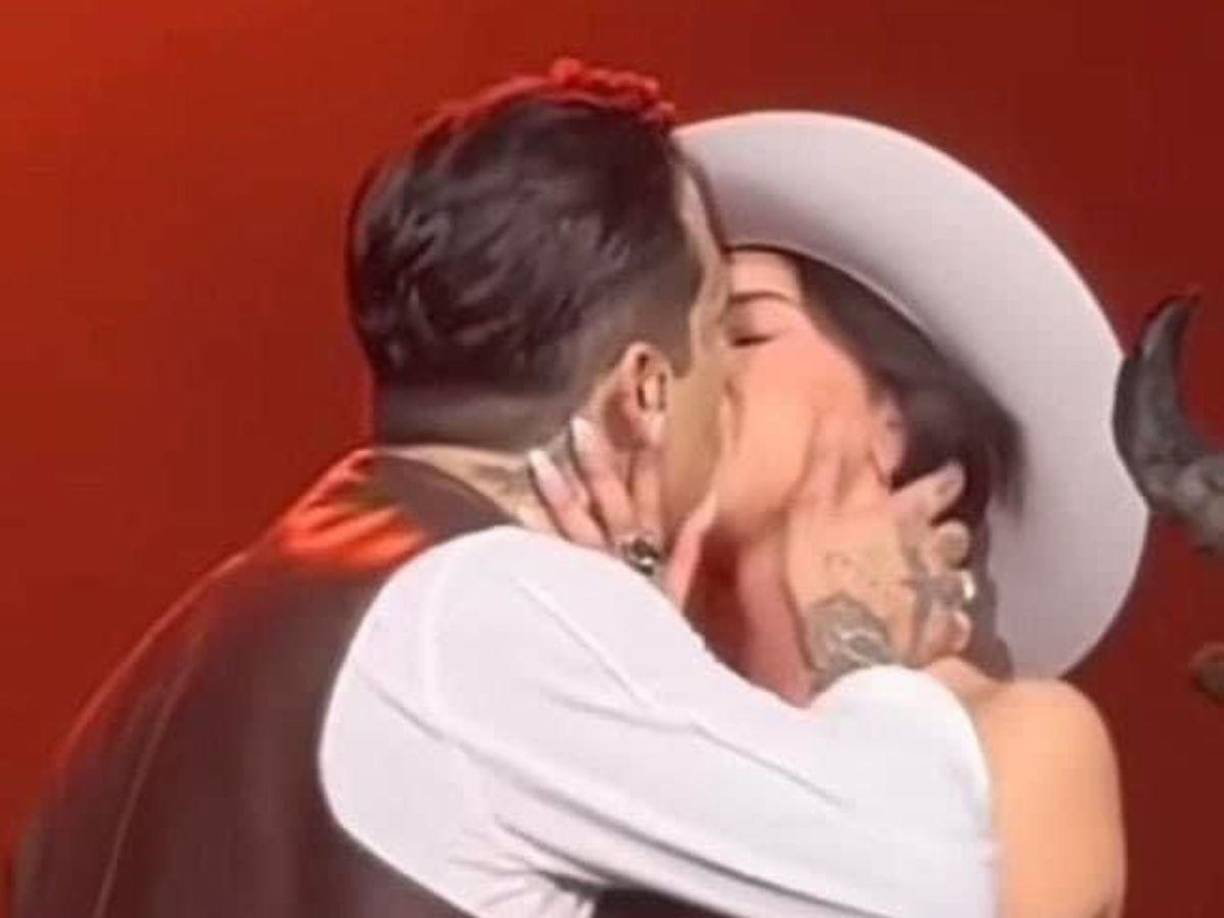 El corto tiempo entre una relación y otra, el antecedente de la desastrosa ruptura del artista de regional mexicano con Belinda y antiguas declaraciones y publicaciones hechas por Aguilar, los han vuelto blanco de burlar y memes.