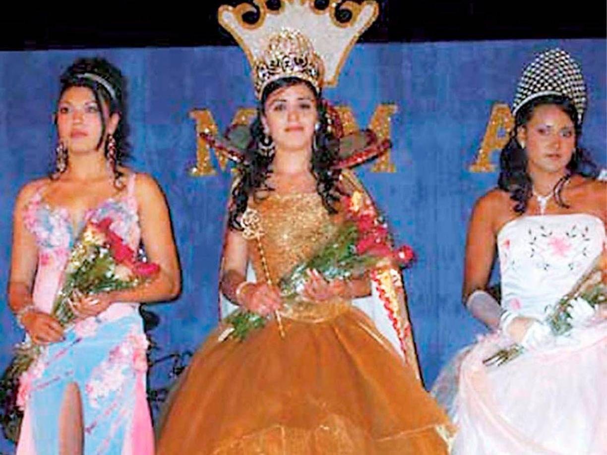 Emma Coronel Aispuro, nacida en California en 1989 pero criada en el pequeño pueblo de La Angostura, Durango, conoció a Joaquín Guzmán Loera a los 17 años. En 2006, Emma participaba como candidata en un concurso de belleza durante las festividades de la Feria del Café y la Guayaba en Canelas, Durango. Fue allí donde Guzmán, entonces un poderoso narcotraficante en sus cuarentas y líder del Cártel de Sinaloa, quedó cautivado por la joven.