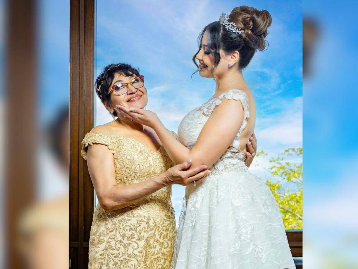 Asimismo, publicó tiernas fotos junto a su madre, con quien constantemente muestra en redes sociales lo bien que se llevan. 