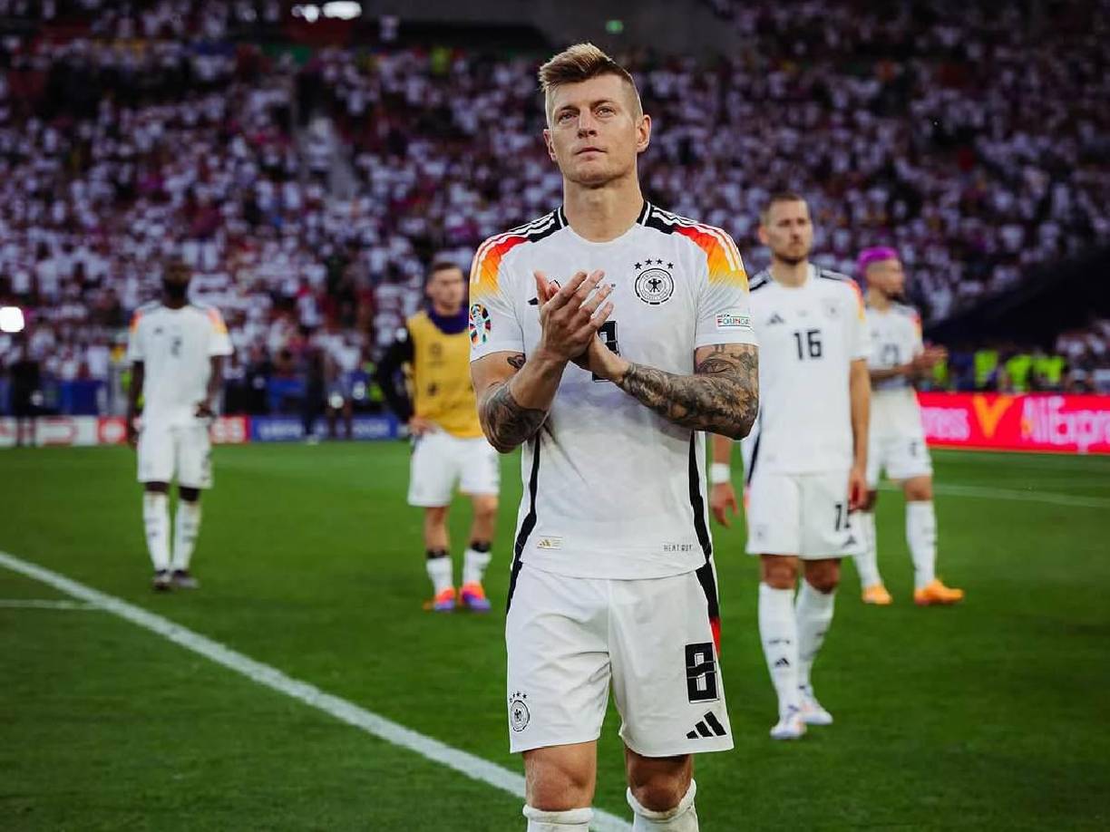 Mediocampo: el ya retirado Toni Kroos, de Alemania y Real Madrid, también está en el 11 ideal.