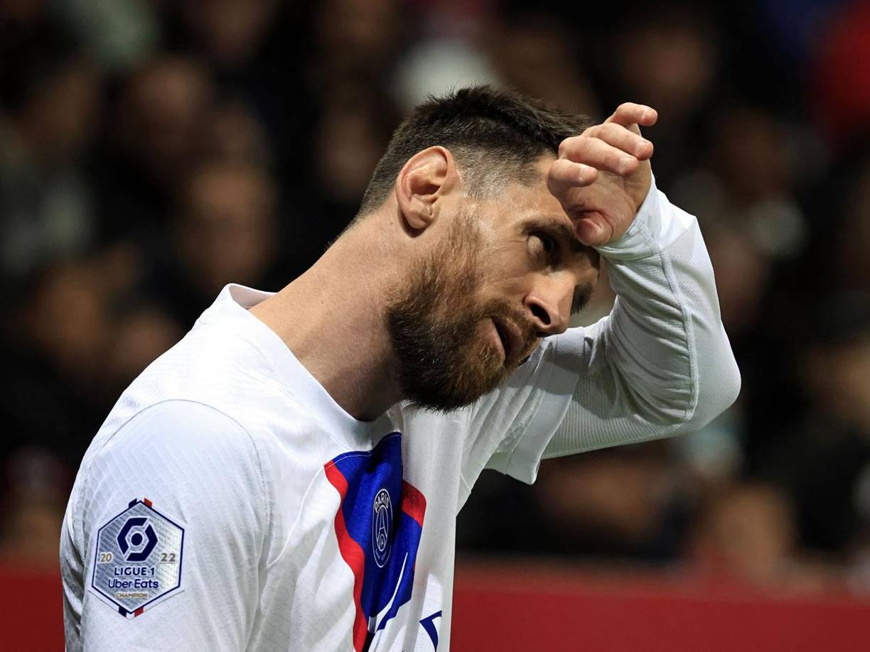 La tensión entre Lionel Messi y el París Saint Germain vuelve a escribir otro polémico capítulo. Días después del escandaloso viaje del astro argentino a Arabia Saudita, el club francés ha tomado otra radical decisión con ‘La Pulga’.