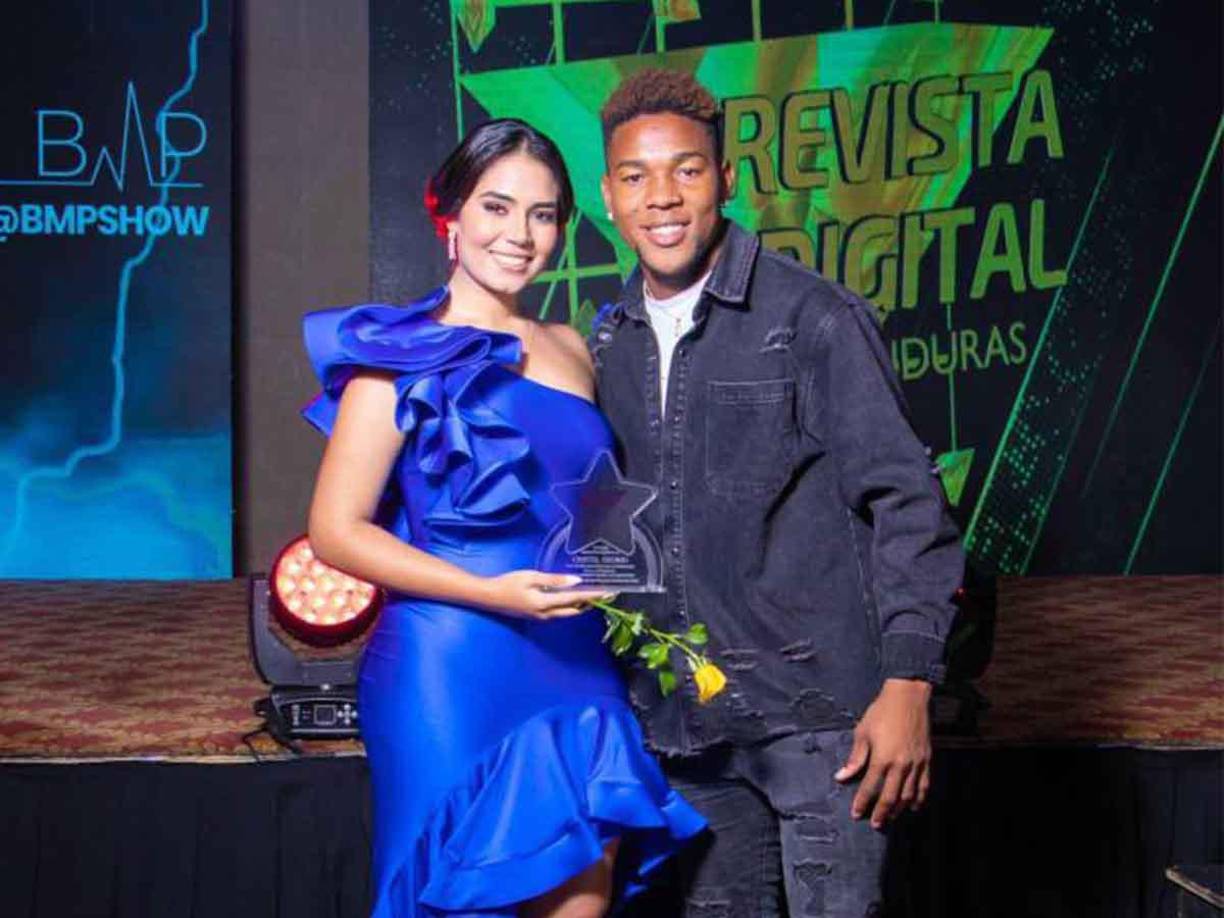 Hace unos días, Cristel Osorio estuvo presente en el evento “Estrellas digitales”, donde recibió un premio por su labor como periodista. La chica estuvo acompañada de su pareja, Yeison Mejía.