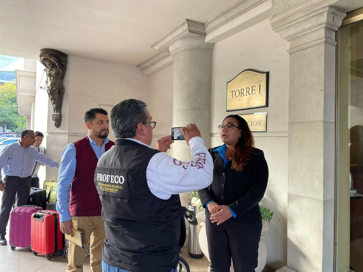 Sarahí explicó que intentó razonar con la administración del hotel, citando el artículo 58 de la Ley Federal de Protección al Consumidor y la Ley General para la Inclusión de Personas con Discapacidad, además de mostrar su credencial que acredita su discapacidad visual. 