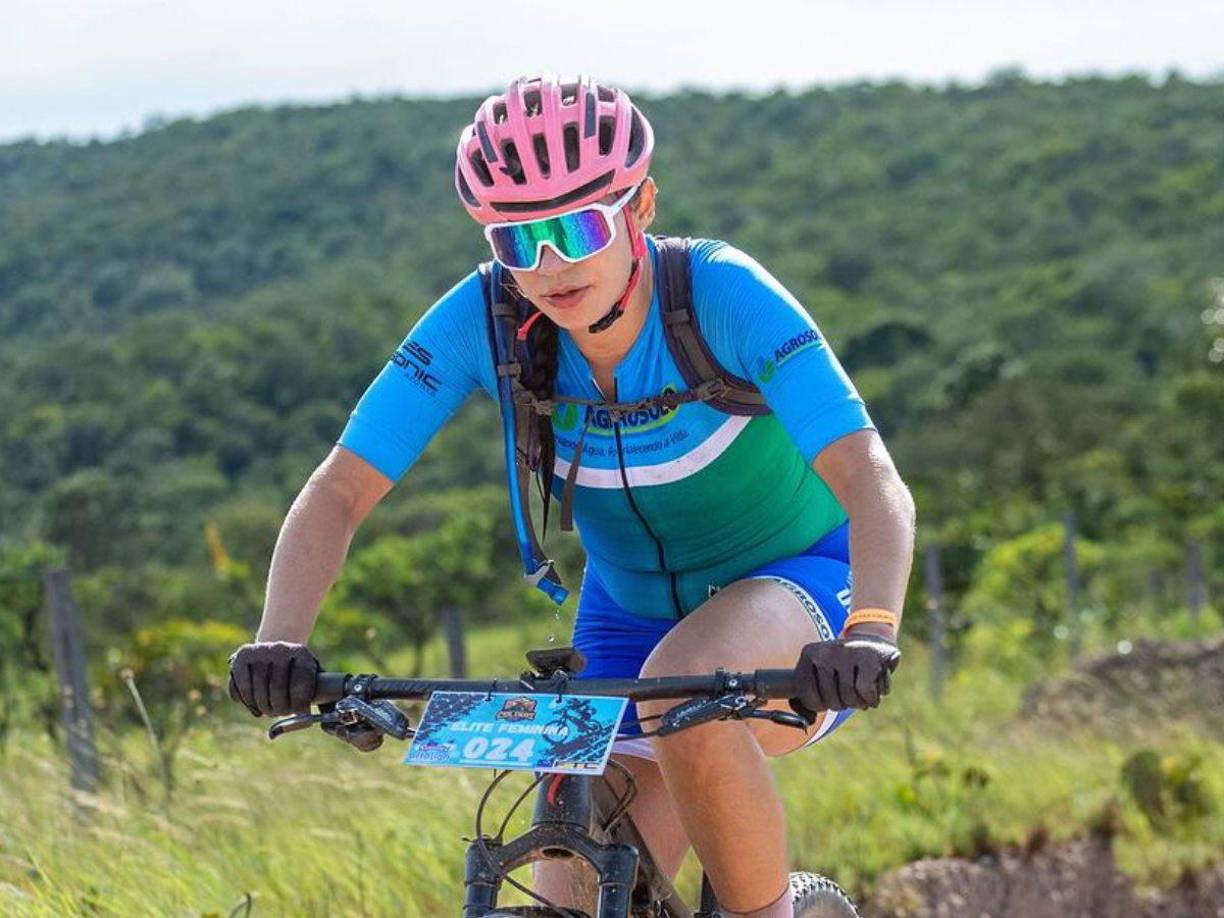  La deportista fue arrollada por una rival y se estrelló contra un camión de sonido estacionado al lado de la pista.