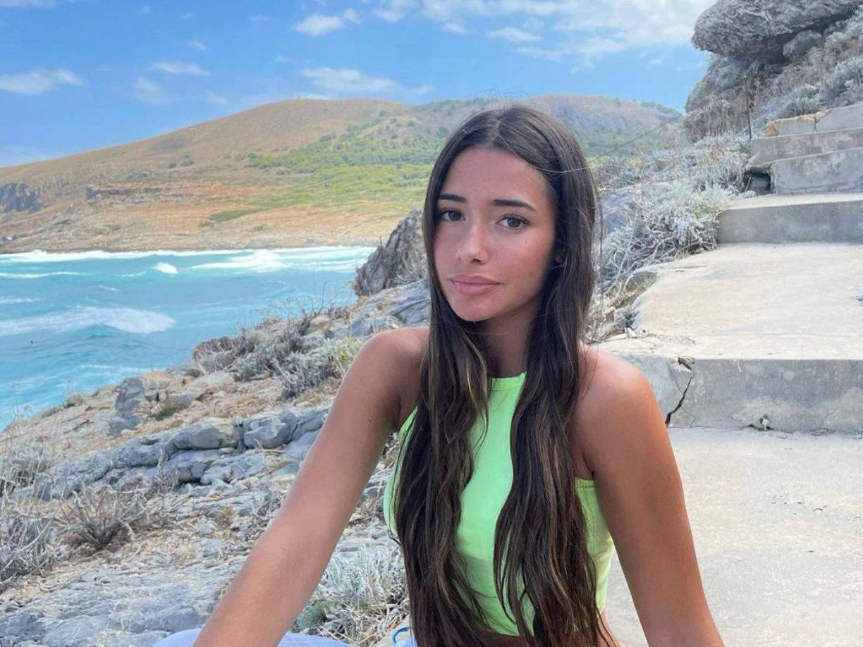 Los rumores de un vínculo entre ellos surgieron cuando los vieron por primera vez juntos arriba de un auto. 