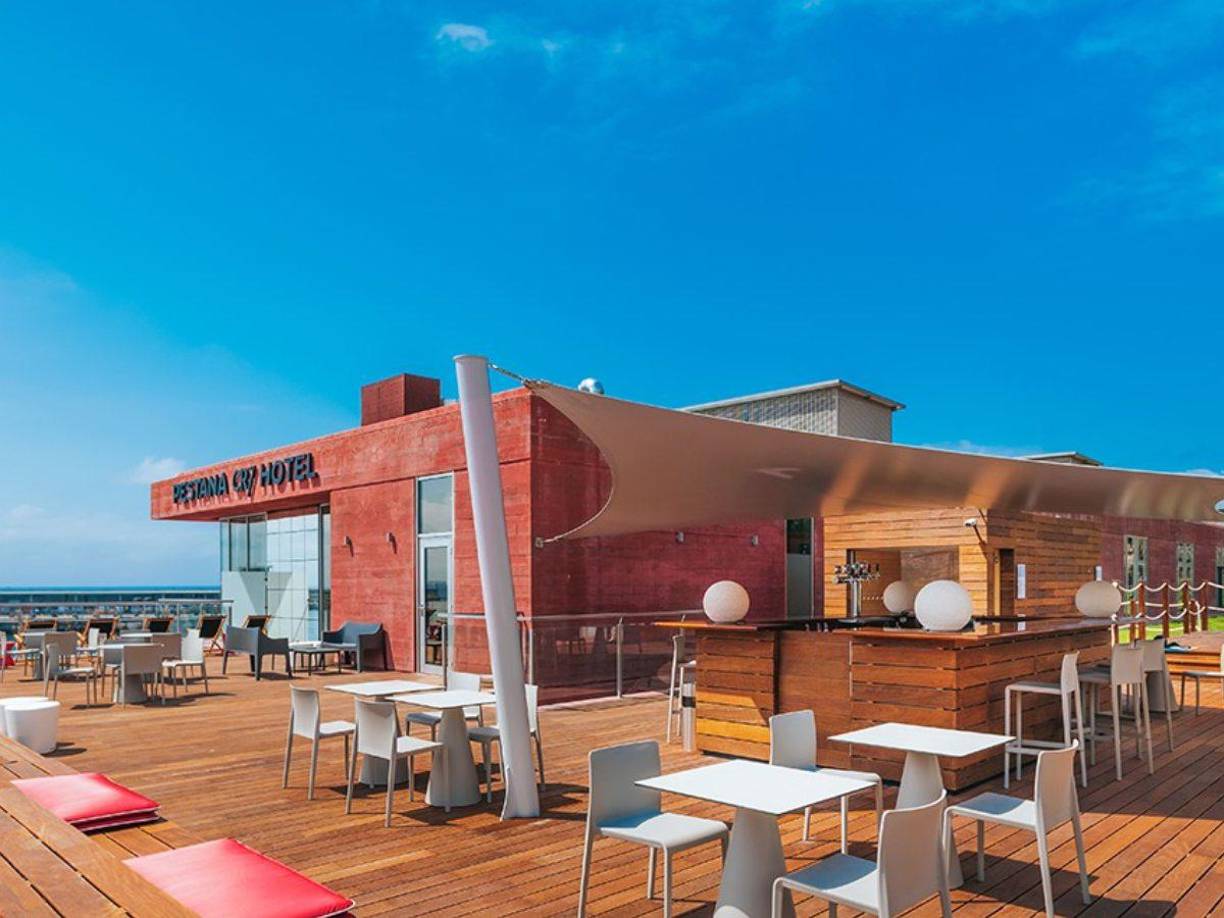  El establecimiento está buscando personal para cuatro empleos concretos y publica tanto las condiciones como los detalles sobre los sueldos de los puestos que quieren cubrir para el céntrico hotel del futbolista portugués en la capital de España.