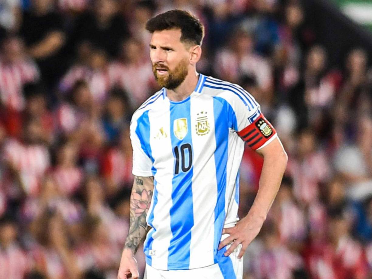 Leo Messi evidenció su frustración por el mal juego. 