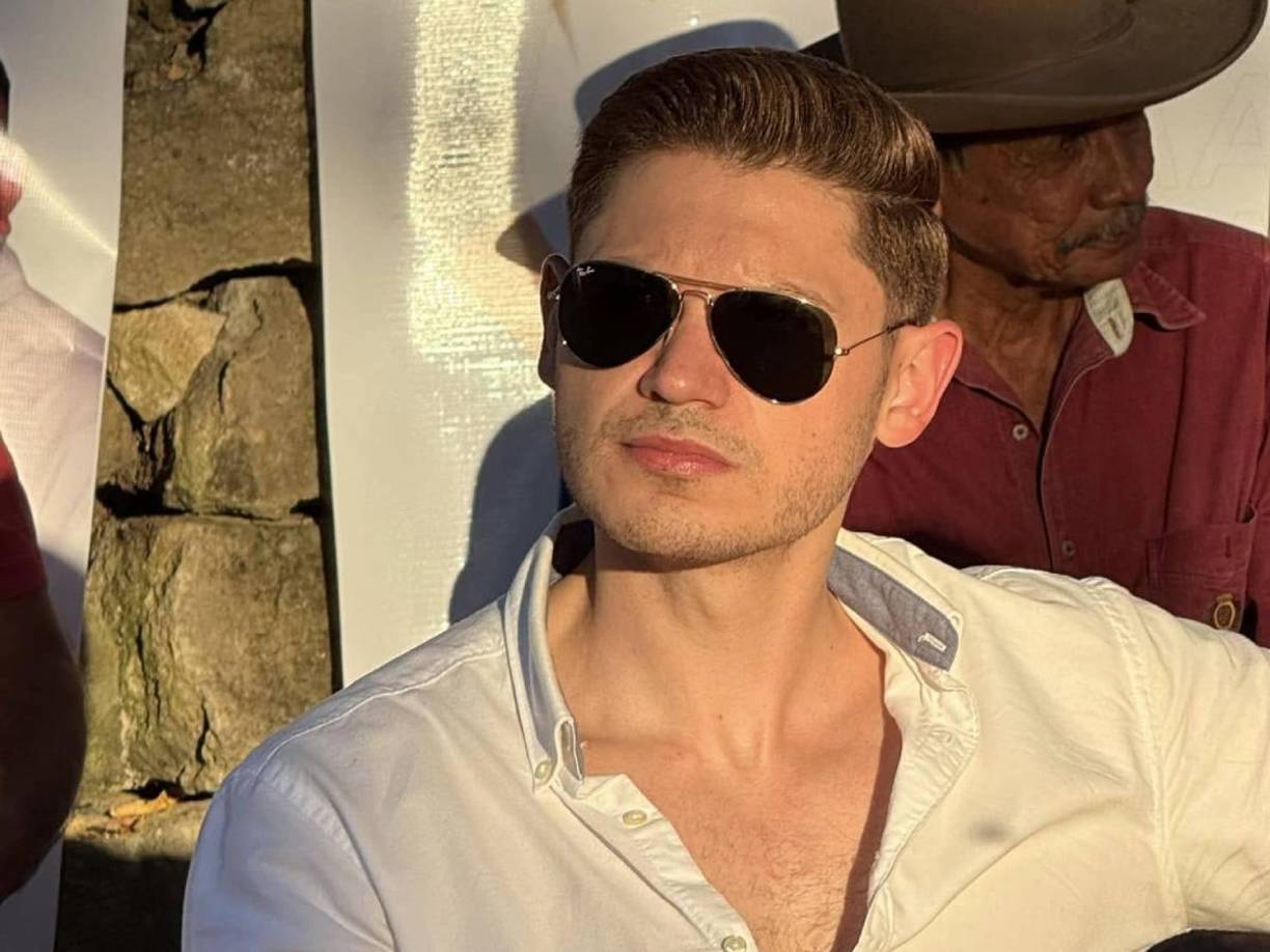 “Oportunista usted que después de andar gritando a favor de Juan Orlando Hernández, hoy anda miserando una pausa publicitaria de Juan Orlando Hernández”, señaló molesto Rashid Mejía sobre Orlando Ponce.