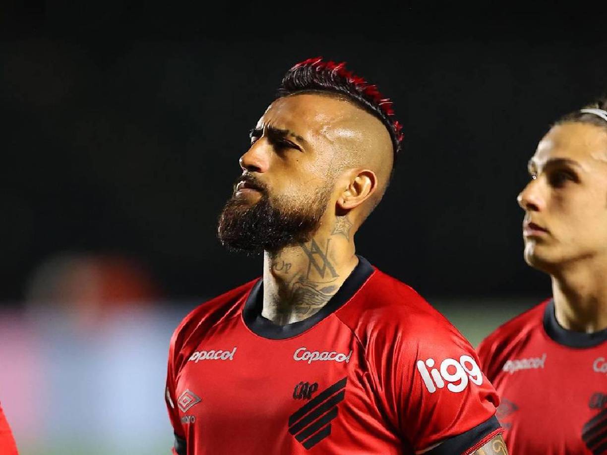 Se desconoce el nombre de todos los implicados, pero el coronel de Carabineros Gerardo Aravena confirmó que Vidal, de 37 años, fue el único llevado hasta la delegación policial y posteriormente liberado.