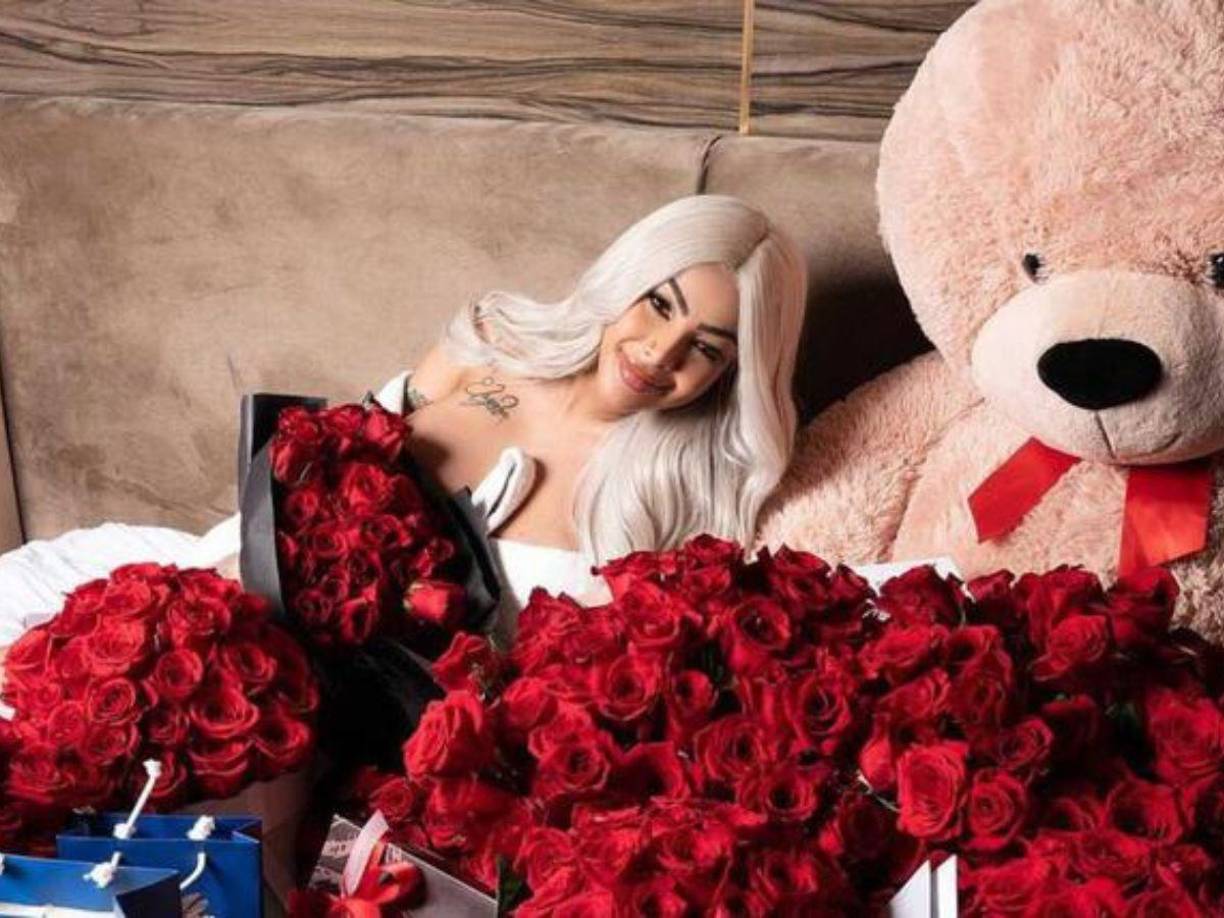 “Soy la mujer más feliz del mundo, gracias Dios por tus bendiciones, viviendo mis sueños y la etapa más hermosa que le puede pasar a una mujer, ser MADRE ya falta poquito mi Reina para conocerte, tus padres te esperamos con ansias. Enamorada de estos detalles. Gracias amor”, escribió la artista.