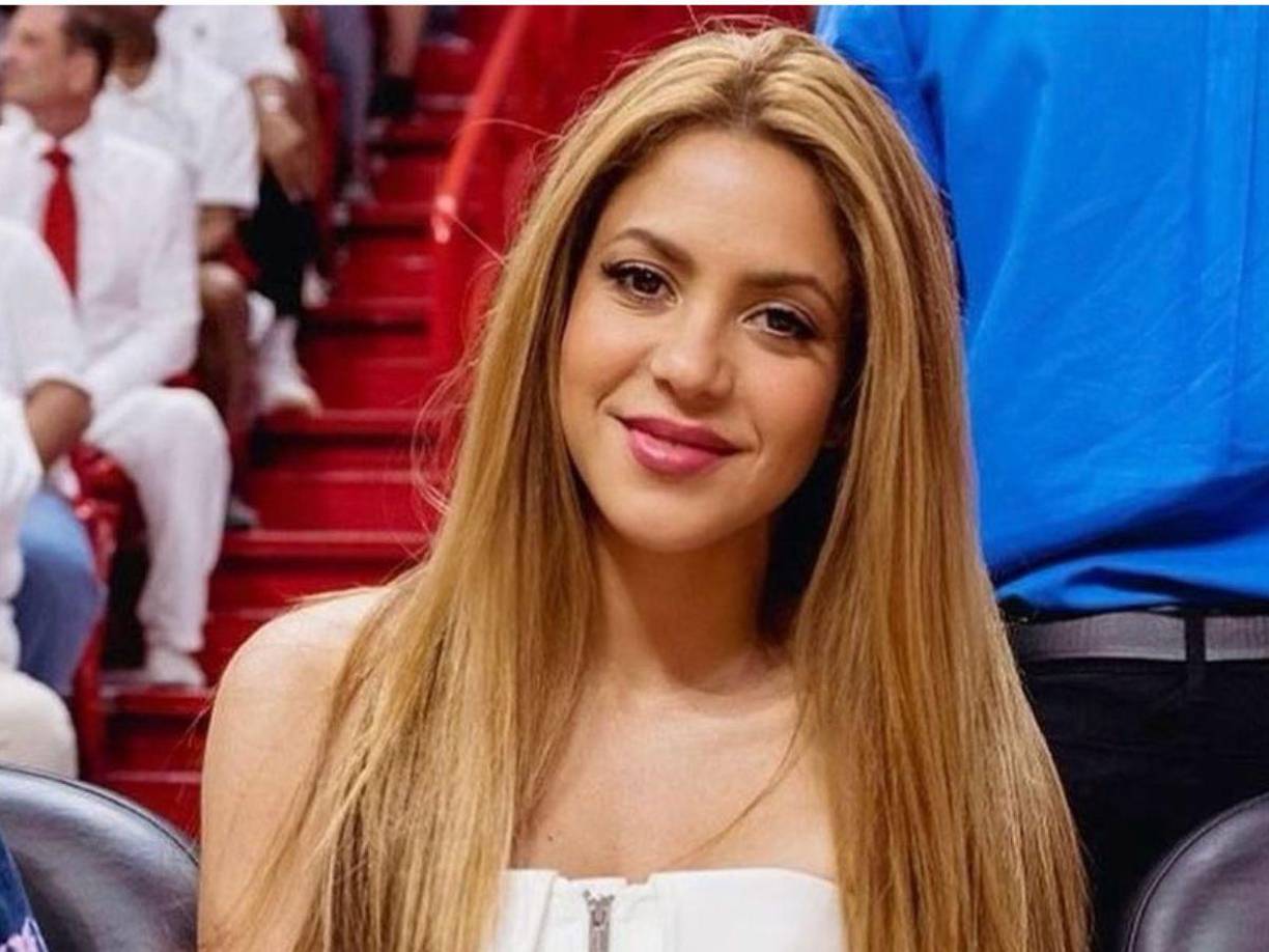 Para la cantante fue muy fuerte enterarse que había sido traicionada por Piqué y al mismo tiempo enfrentar problemas de salud de su padre, “mi madre siempre ha sido mi cómplice y mi papá mi mejor amigo. Fue a Barcelona a consolarme cuando estaba consumida de tristeza por mi separación y estando allí en la primera comunión de Milan resultó gravemente herido en un accidente. Todo se me juntó, mi hogar se me desmoronaba”.