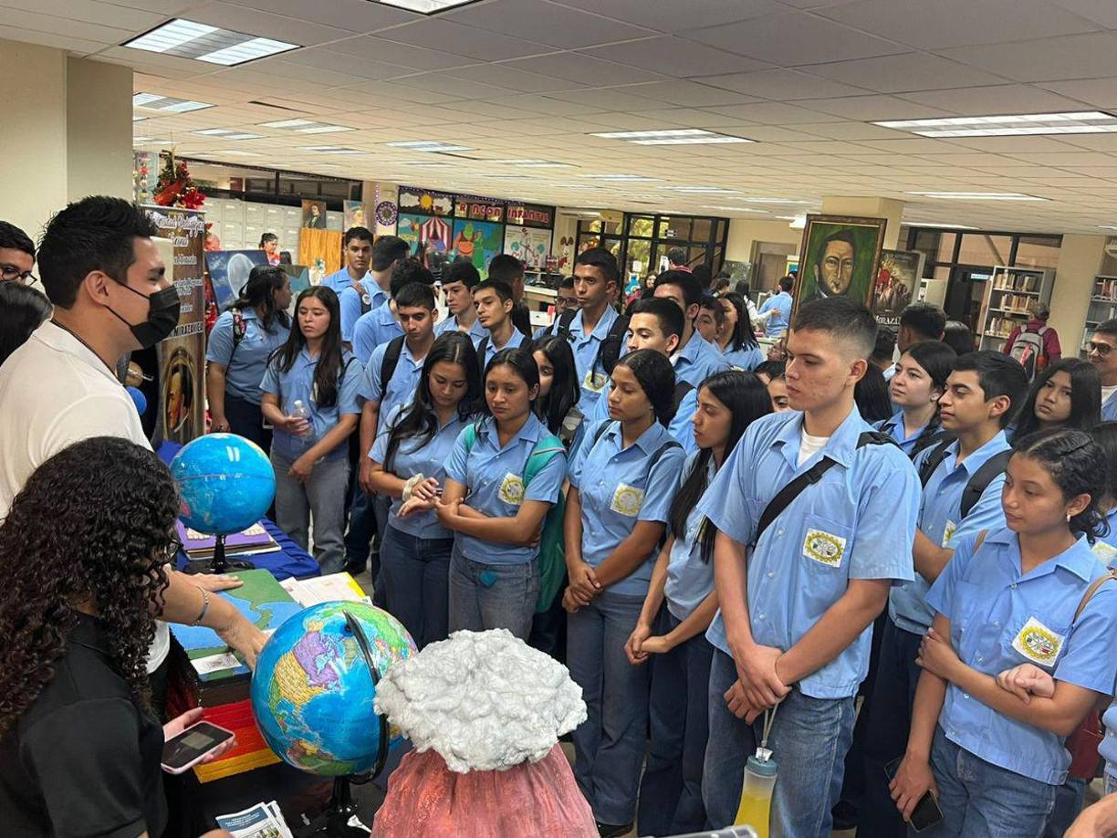 Centenares de colegiales de diferentes centros de educación media del Valle de Sula visitaron hoy las instalaciones de la Universidad Pedagógica Nacional Francisco Morazán, sede San Pedro Sula, en el marco de su feria vocacional.