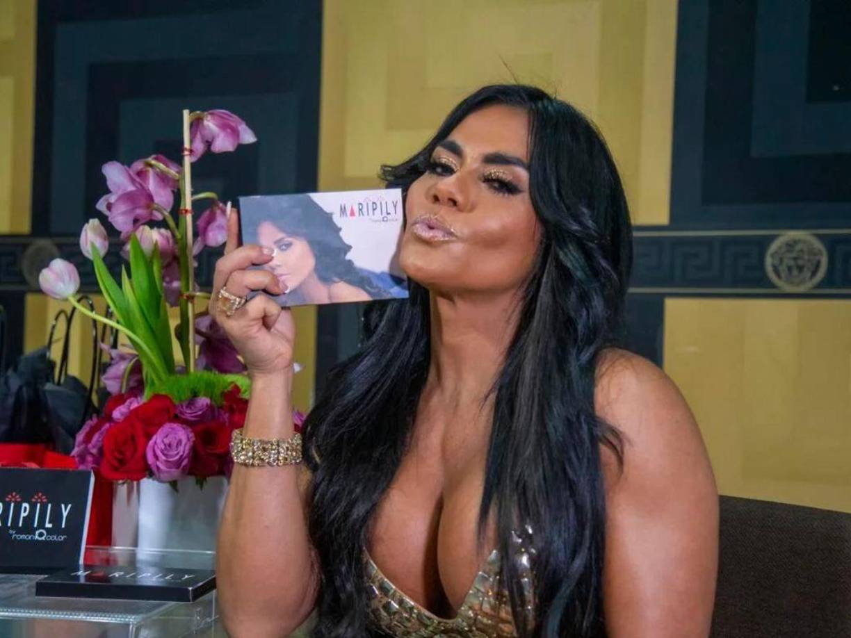 En el video, Maripily canta el tema ‘Botella tras botella’ de Nodal y le envía un mensaje de amor, aprovechando que el cantante mexicano ha vuelto a la soltería.