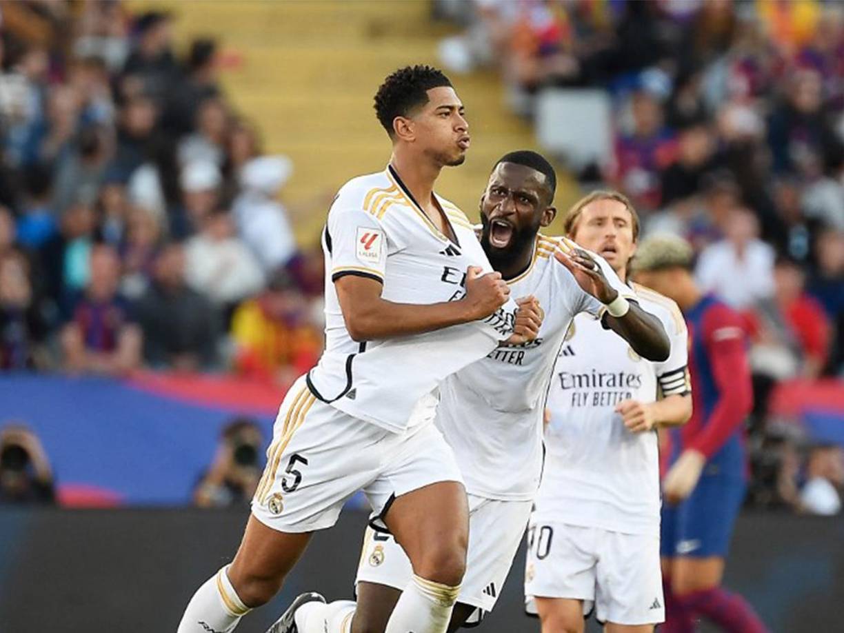 El Real Madrid remontó para ganar 2-1 en su visita al Barcelona, este sábado en el Clásico de las nuevas generaciones, para seguir líder de la Liga española en esta 11ª jornada gracias a un doblete de Jude <b>Bellingham</b>.