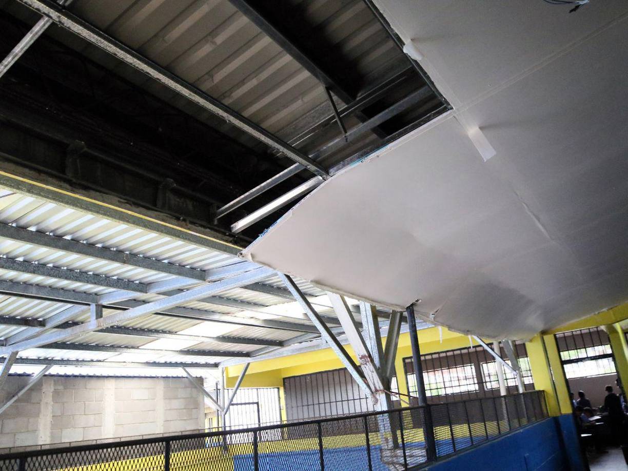 “Cuando caen aguaceros es cosa seria porque nos mojamos completitos. A veces lo que hacemos es que los cipotes traen capotes o suspendemos clases mientras pasa el agua”, dijo una maestra a LA PRENSA Premium.