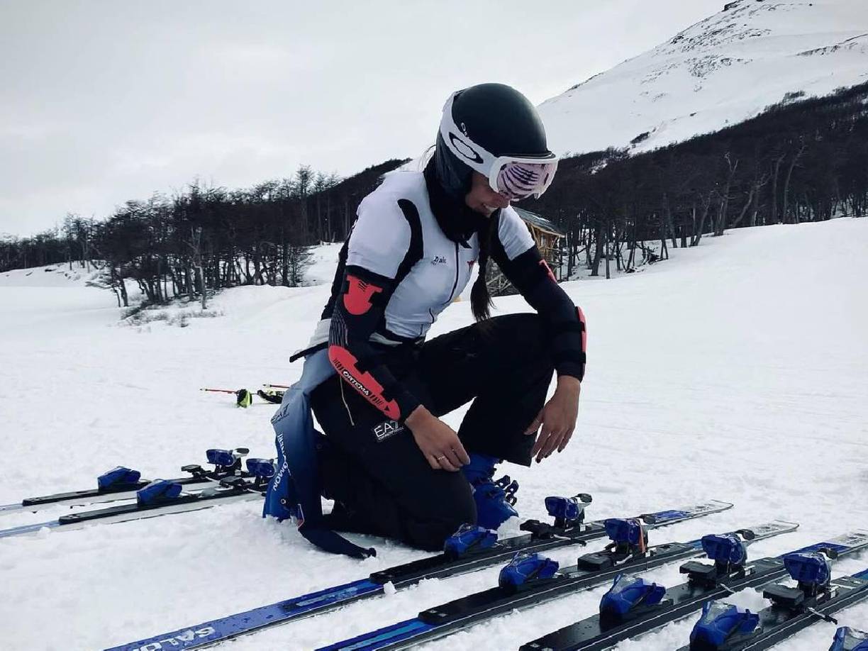 Según revelan, los esquís de la italiana se separaron, y las cuchillas perdieron contacto con la nieve, provocando una caída en la que golpeó su rostro violentamente contra el hielo. 