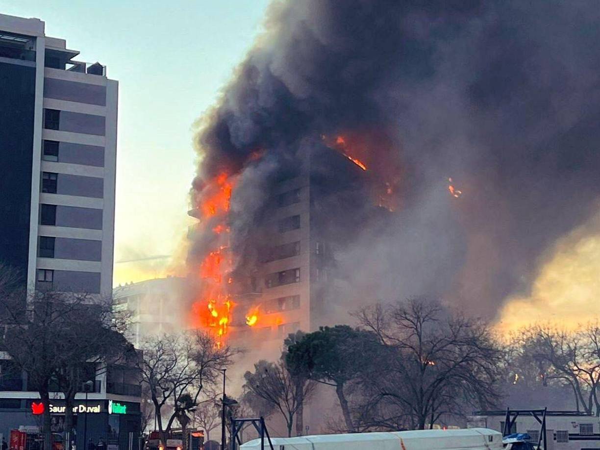 La virulencia de las llamas no solo ha afectado al edificio principal, sino que también se ha propagado a un segundo inmueble del complejo, desencadenando una emergencia de gran envergadura.