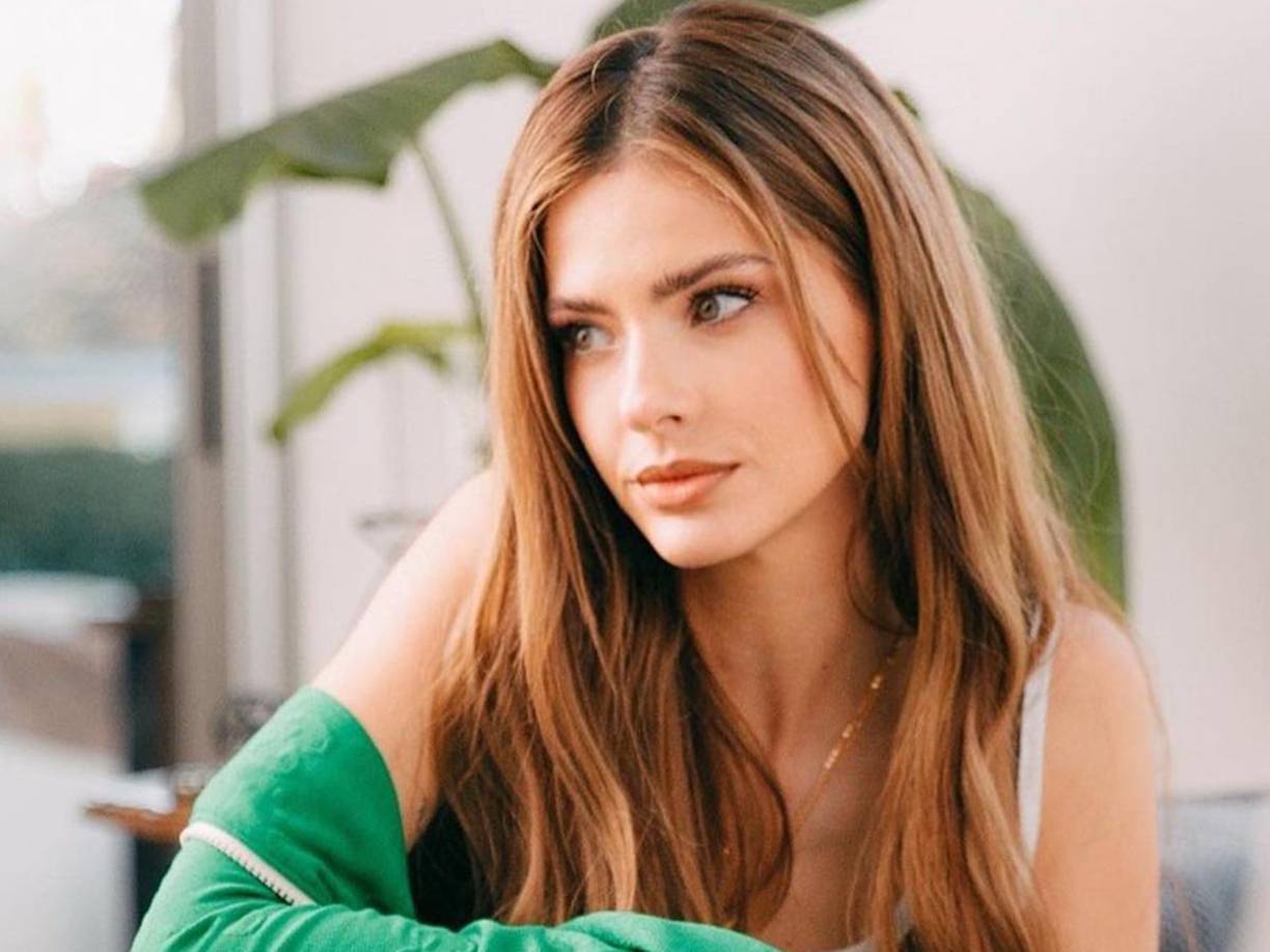 María Eugenia Suárez Riveiro, conocida como China Suárez, es una actriz, cantante, modelo y diseñadora de modas argentina